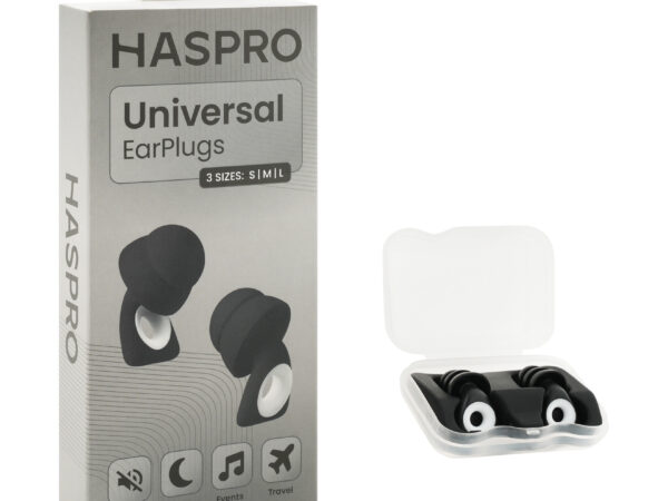 Użytkownik zakłada zatyczki Haspro Universal